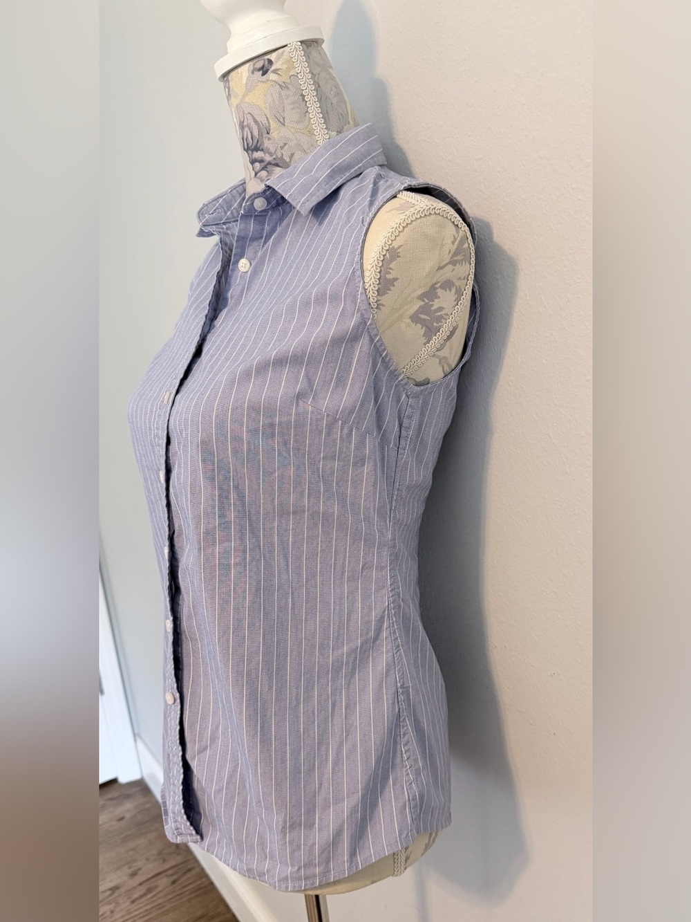 BANANA REPUBLIC Riley Tailored Fit Sleeveless Button-Front Shirt Blue Size 2 - Picture 2 of 5